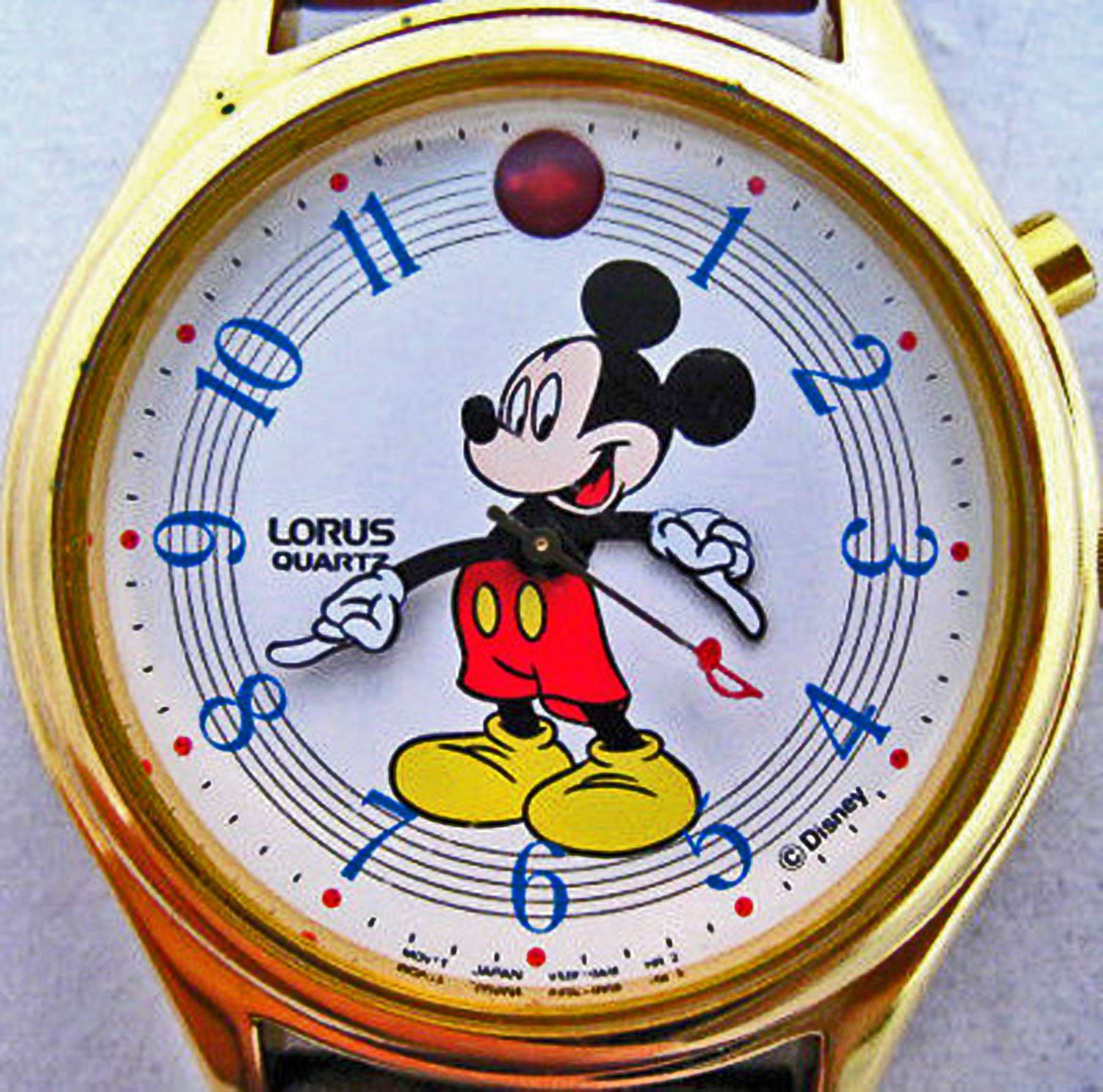 Час диснея. Часы Disney Mickey Mouse. Часы с Микки Маусом Lorus. Часы Дисней с Микки Маусом. Часы с Микки Маусом мужские наручные.