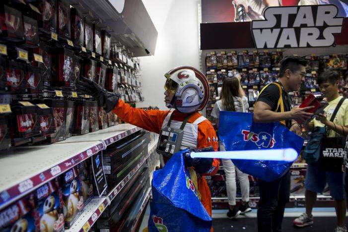Disney plans midnight ‘Star Wars’ event to unveil ‘Last Jedi’ toys